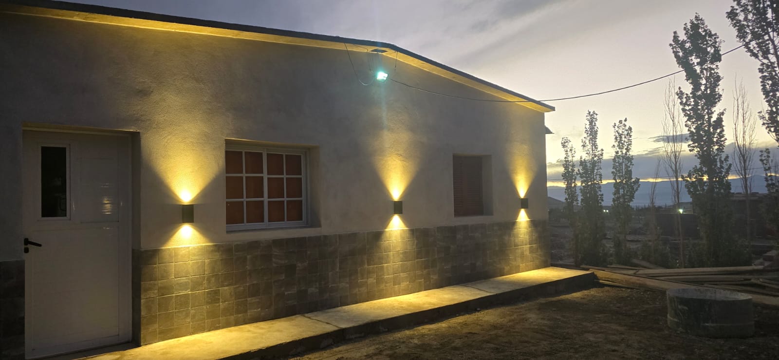 Frente del Hospedaje Turismo Catamarca Mauro El Peñón iluminado de noche